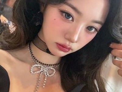 장원영 사진으로 비현실 미모 뽐내는 듯